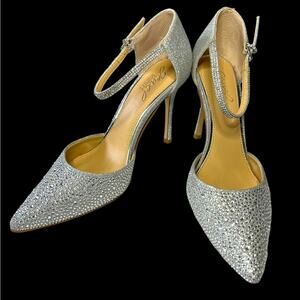 BADGLEY MISCHKA NWOT “Jewel” Silver Sequin Glitter Closed Toe 4”hi heels 7.5